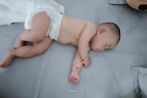 博尔塔拉宝宝睡觉爱翻身 博尔塔拉宝宝睡觉爱翻身